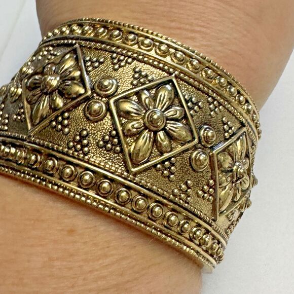 Vintage Brass Floral Hinged Bangle Bracelet Wide Statement Cuff - Picture 7 of 7